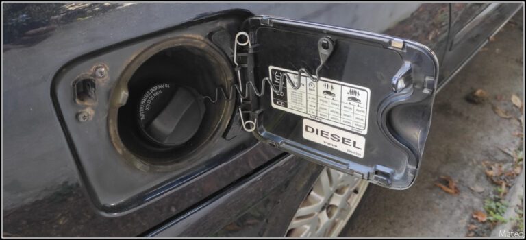 Remplacement charnière trappe essence [VOLVO S60]